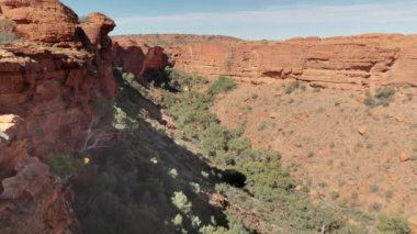 Kış öğleden sonra Watarrka Ulusal Parkı, Avustralya 'daki manzaralı patikadan King Canyon' a zum yap.