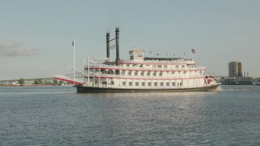 Louisiana, ABD 'nin New Orleans' taki Missippi Nehri 'nde bir buharlı gemi.