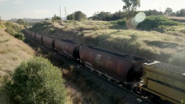 Високий Кутовий Знімок Вугільного Поїзда Верхній Долині Мисливця Наближається Прямує — стокове відео