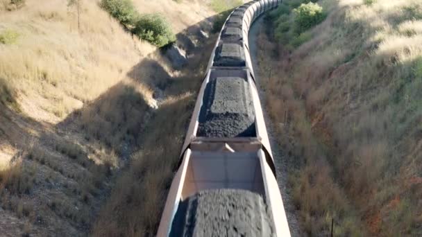 アッパーハンター渓谷の石炭を積んだ オーストラリアのニューカッスル港に向かう 列車の荷車のオーバーヘッドショット — ストック動画