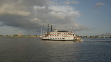 Louisiana, ABD 'nin New Orleans' taki Missippi Nehri 'nde bir vapurun gün batımı çekimi.