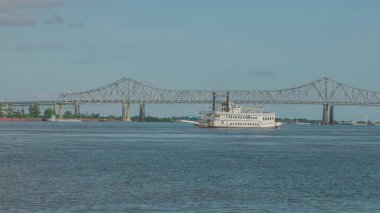 Louisiana, Amerika 'nın New Orleans' taki Missippi Nehri 'nde kürekçi Creole Queen' in geniş bir görüntüsü.