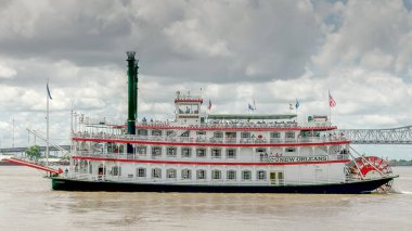 Louisiana, Amerika 'nın New Orleans şehrindeki Missippi nehrinde New Orleans Paddlewheeler' ın yakın plan çekimi.