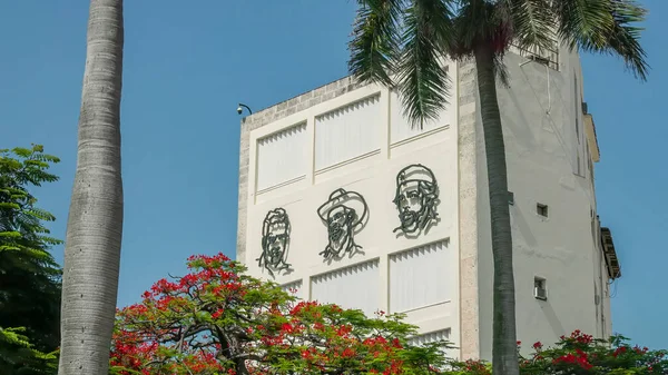 フィデル カストロ カミロ シュフエフスカル ゲヴァラ救済 キューバ革命の英雄 ハバナの13広場から記録された建物の側面 — ストック写真