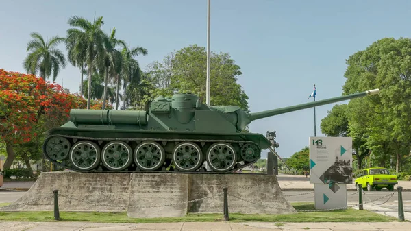 在古巴哈瓦纳革命博物馆外的Fidel Castro使用的旧苏联Sau 100型坦克 — 图库照片