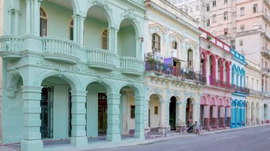 HAVANA, CUBA - 12 Haziran 2022: Eski Havana, Küba 'da bir sokakta renkli binaların yaz öğleden sonra çekimi