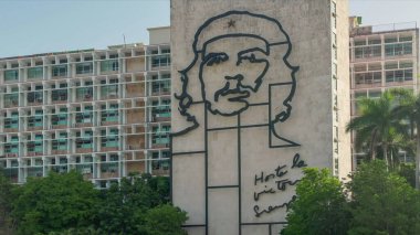 Küba, Havana 'daki Plaza de la Revucion' da bir binanın yanında Ernesto che guevara 'nın rahatlaması.