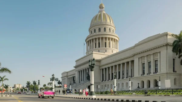 Carro Conversível Rosa Passando Pelo Edifício Capitolio Havana Velho Cuba — Fotografia de Stock
