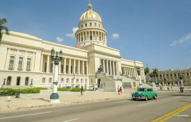 Eski Havana, Küba 'da, El Capitolio' dan geçen eski yeşil bir araba.