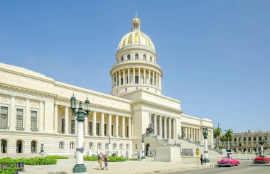 Bir öğleden sonra eski Havana, Küba 'da üstü açık arabaların el Capitolio' nun yanından geçişi.