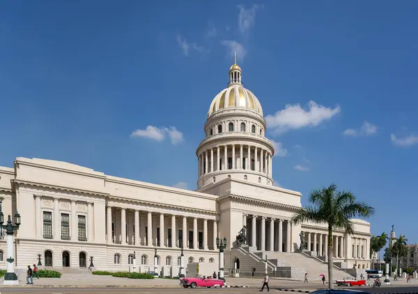 Küba, Havana 'daki El Capitolio binasının önünde birkaç eski araba var.