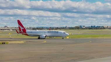 SYDNEY, AUSTRALYA - 14 Ağustos 2022: Bir qantas jeti NSW, Avustralya 'daki Sydney havaalanından kalkışa geçiyor