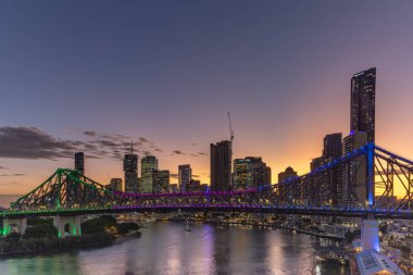 BRISBANE, AUSTRALYA-Şubat, 28, 2023: Queensland, Avustralya 'daki Wilson Rezervi' nden Brisbane ve Nehir 'in alacakaranlık çekimi