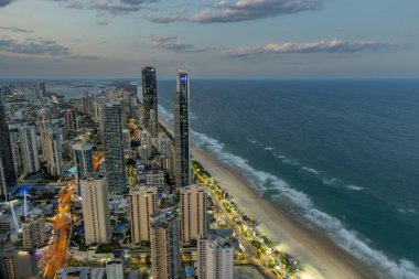 SURFERS PARADISE, AUSTRALIA-MARCH, 1, 2023: Queensland, Avustralya 'daki Q1 binasından kuzeye bakan ana sahil sörfçüsü cenneti.