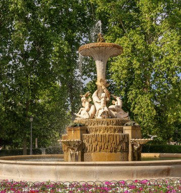 MADRID, SPAIN - MAYIS, 3, 2023: El Etiro Park 'taki Galapagos çeşmesinin yakın çekimi