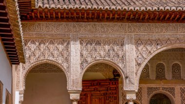 GRENADA, SPAIN-MAY, 1, 2023: antik saray-kale alhambra Arapça yazı ile süslü bir duvar