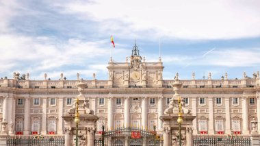 MADRID, SPAIN - MAYIS, 3, 2023: Madrid kraliyet sarayının ve kapılarının kapatılması