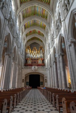 MADRID, SPAIN - MAYIS, 3, 2023: Almudena Katedrali 'nin içindeki nave fotoğrafı