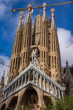 BARCELONA, SPAIN-APRIL, 24, 2023: sagrada fama bazilikasının batı tarafındaki kulelerin manzarası