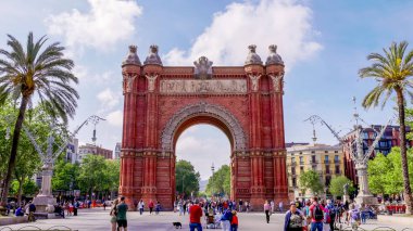 BARCELONA, SPAIN-APRIL, 24, 2023: İspanya, Barselona 'da triomun doğu tarafına bakan bir çekim.