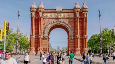 BARCELONA, İspanya-APRIL, 24, 2023: Barselona, İspanya 'da triomun geniş açı çekimi