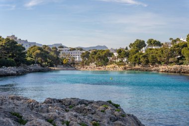 Öğleden sonra Calia Granan ve Mallorca, İspanya 'daki kumlu plajı.