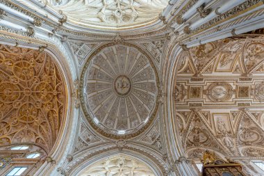 CORDOBA, SPAIN-MAYIS, 1, 2023: yüksek sunağın üstündeki cami katedralinin tavanının görüntüsü