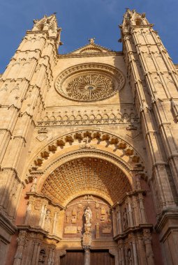 PALMA, SPAIN-APRIL, 26, 2023: İspanya 'da Mallorca' da Santa Maria Kilisesi 'nin önü.