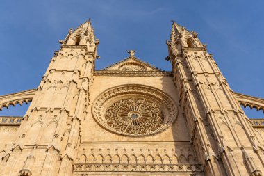 PALMA, SPAIN-APRIL, 26, 2023: İspanya 'daki Mallorca' daki Santa Maria Katedrali 'nin penceresi
