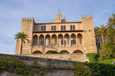 PALMA, İSPA-APRIL, 26, 2023: İspanya 'daki Mallorca' da La Almudaina kraliyet sarayının alçak açılı günbatımı çekimi
