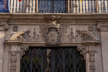 PALMA, SPAIN-APRIL, 26, 2023: Mallorca 'nın başkentinde tarihi bir binaya açılan süslü bir kapı.