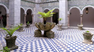 SINTRA, PORTUGAL - APRIL, 28, 2023: Sintra, Portekiz 'deki Pena Ulusal Sarayı' nda dekoratif döşeli bir avlu