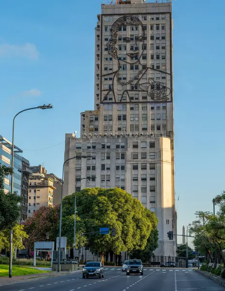 BUENOS AIRES, ARGENTINA - MARCH, 10, 2024: Sağlık Bakanlığı binasının yanındaki Eva Peron heykelinin bir fotoğrafı