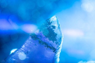 Siyah arka planda çeşitli renklerde güzel renkli değerli taşlar..