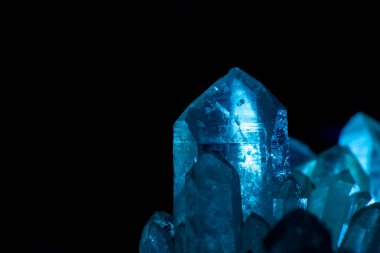 Siyah arka planda çeşitli renklerde güzel renkli değerli taşlar..