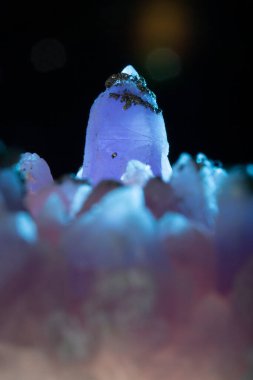 Siyah arka planda çeşitli renklerde güzel renkli değerli taşlar..