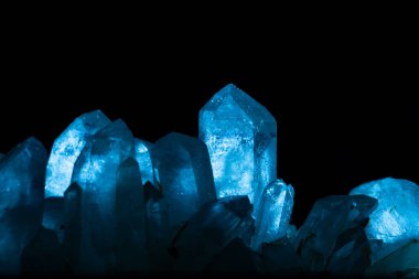 Dağlardan güzel renklerde güzel değerli taşlar.