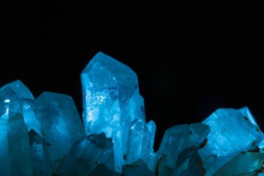 Dağlardan güzel renklerde güzel değerli taşlar.