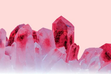 Dağlardan güzel renklerde güzel değerli taşlar.