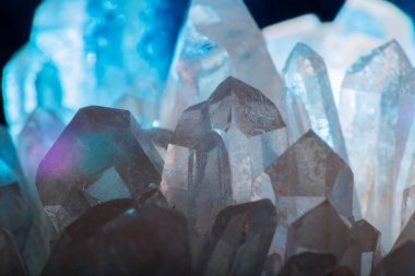 Dağlardan güzel renklerde güzel değerli taşlar.