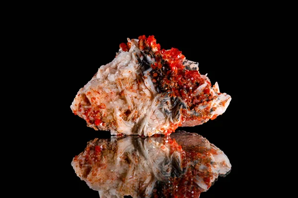 バライトとワナディニットの黒い背景に美しい結晶を持つ貴重な石 — ストック写真