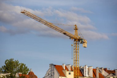 Crane kentteki inşaat alanında duruyor..