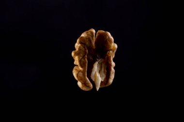 Siyah kahverengi arka planda cevizler.