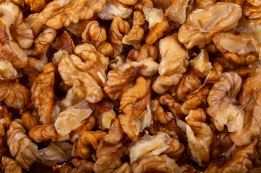 Siyah kahverengi arka planda cevizler.