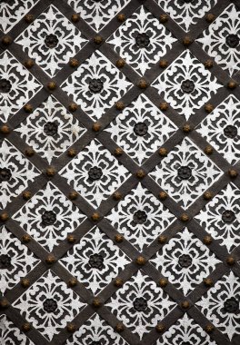 Dekoratif dövmeli demir kapının yakın plan detayları..