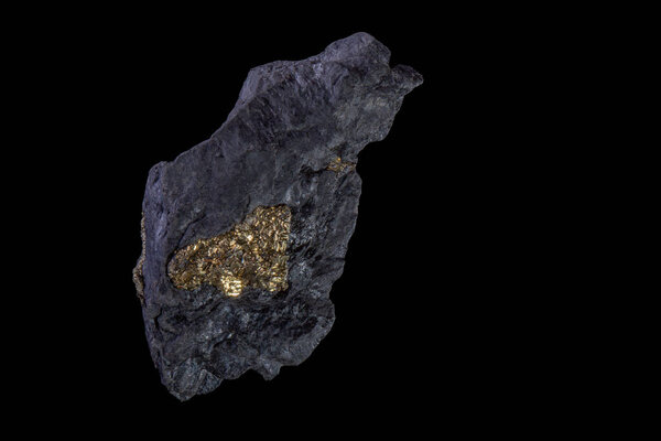 Кусок золота на черном фоне с отражением.