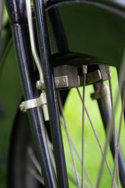 Bahçedeki eski bir Triumph motorunun motorunu kapat..