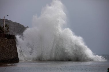 Fırtınalı dalgalar Portekiz 'in Atlantik kıyısındaki Madeira adasında kayalara çarpıyor..