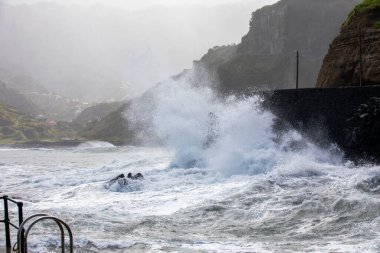 Fırtınalı dalgalar Portekiz 'in Atlantik kıyısındaki Madeira adasında kayalara çarpıyor..
