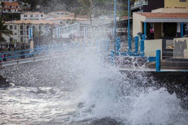 Fırtınalı dalgalar Portekiz 'in Atlantik kıyısındaki Madeira adasında kayalara çarpıyor..